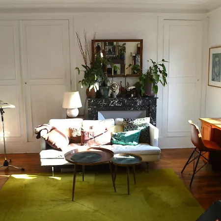 Dans Homestay Paris