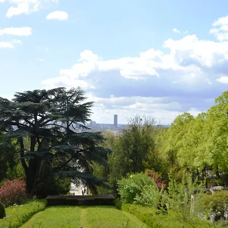 Dans Homestay Paris