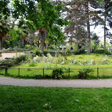 Dans Homestay Paris